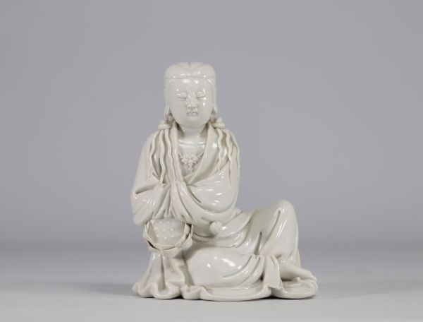 Statue de Guanyin en blanc de Chine avec un visage masculin rare du XVIIe siècle