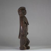 Statuette féminine rituelle Mossi, Burkina Faso, Bois dense et lourd, ancien, à patine sèche, scarifications faciales et abdominales, crête sagittale, seins tombants, bras rigides, mains ouvertes en éventail. Le visage est très expressif . H: 47 cm. Ex collection privée Amsterdam.