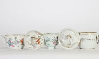 Lot composé d’une théière, d’un pot couvert et d’un bol en porcelaine de Chine famille rose à décor de scènes animées, fin XIXe siècle.