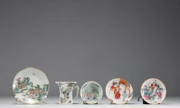 Set of five shaped pieces in polychrome porcelain from the 19th century.
