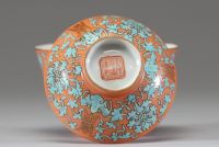 Chine, fin XIXe siècle – Rare bol couvert en porcelaine émaillée corail à décor de chauves-souris, rinceaux feuillagés turquoise et caractères shou, marque apocryphe Qianlong