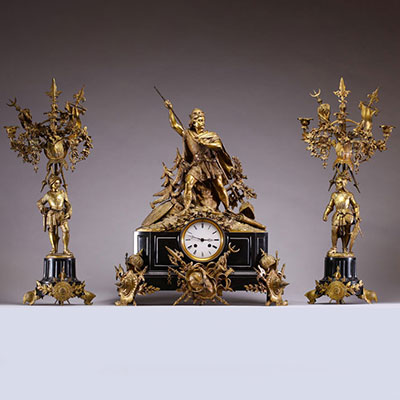 Imposante garniture de cheminée trois pièces figurant Louis VII, en bronze doré sur socle en marbre noir, mouvement Vincenti & Cie, XIXème.