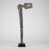 Hache cérémonielle en bronze à riche décor animalier – Afrique, probablement Congo, XXe siècle Hache cérémonielle coulée en bronze à patine foncée, ornée d’un décor finement ciselé figurant une tête anthropomorphe au sommet du manche, et une lame en forme de tranchant rectangulaire ajouré, décoré de motifs concentriques. Le fût présente une remarquable composition en relief représentant une faune