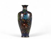 Japon - Vase en émail cloisonné à décor de fleurs et d'une jeune femme, époque Meiji.