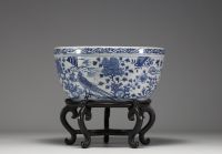 Chine - Jardinière en porcelaine blanc bleu à décor d'oiseaux et de fleurs.