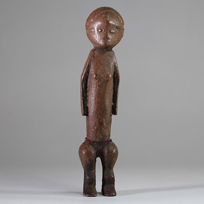 Statuette de la région de l’oubangui (Zandé, Ngbaka) , RD Congo, Bois, patine ancienne, crouteuse par endroit. Très belle stylisation.  H : 13 cm. Ex collection privée Amsterdam.