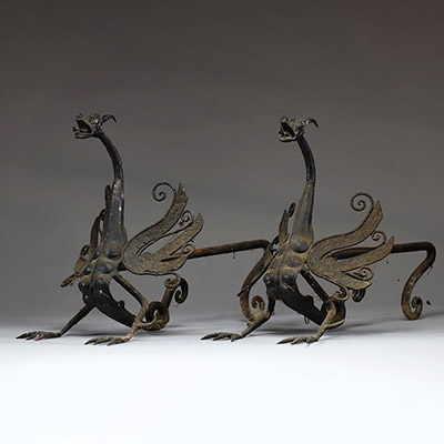Paire de chenets zoomorphes en fer forgé, modèle aux dragons aux ailes déployées. 