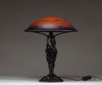 MULLER Frères Lunéville - Lampe de table Art Nouveau, dôme en verre marmoréen sur pied en fer forgé à décor floral, signée Muller Frès Lunéville.