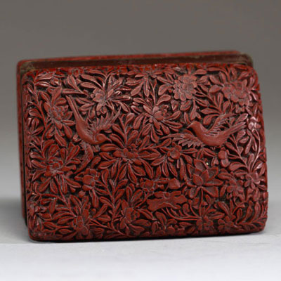 Chine - Boite en laque rouge de Cinabre à décor en relief d'oiseaux et de fleurs, XIXème.