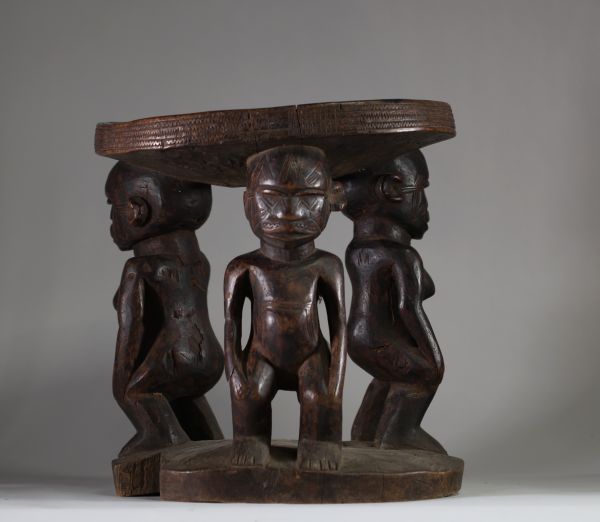 Rare et ancien tabouret de prestige anthropomorphe Makondé,Tanzanie / Mozambique. Bois dense et lourd. Sculpture des personnages très fines avec de nombreuses scarifications sur les visages et ventres. D : cm