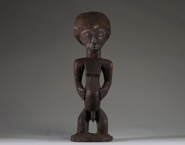 Afrique RDC - Statue d’ancêtre Hemba Singiti en bois sculpté, belle patine crouteuse, Congo RDC, début XXème.