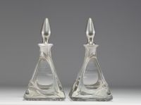 Paire de carafes en verre et étain de style Art Nouveau.