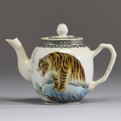 Chine - Théière en porcelaine polychrome à décor d'un tigre et de calligraphie, époque République, marque sous la pièce.