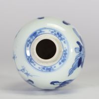 Petit vase en porcelaine de Chine bleu et blanc à décor de courtisanes dans un jardin, marque Chenghua