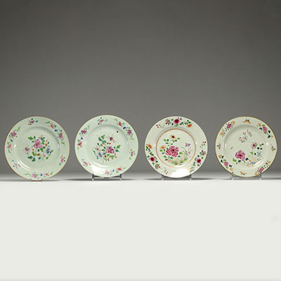 China - Set of four Famille Rose porcelain plates decorated with flowers.