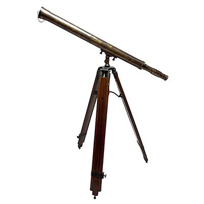 Longue vue astronomique ou de marine en laiton sur un grand trépied à coulisse en bois.