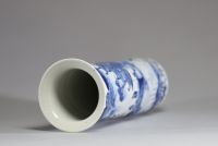 Chine - Vase cylindre en porcelaine blanc bleu à décor de personnages et pagodes dans un paysage arboré et montagneux.