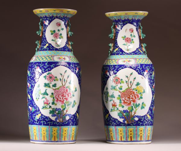 Chine - Paire de vases en porcelaine polychrome à décor floral en cartouche sur un fond émaillé bleu cobalt, marque sous les pièces.