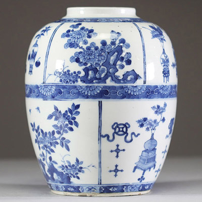 Vase en porcelaine blanc-bleu à décor de mobiliers, marque Kangxi  Vase en porcelaine à panse ovoïde, finement décoré en bleu sous couverte de scènes composées de mobilier chinois, vases garni