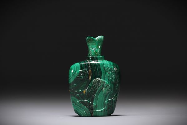 Chine - Tabatière en malachite  à décor de poissons et canards