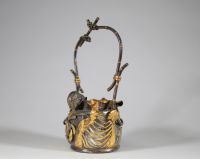Petit pot ornemental en bronze, décor de souris – Asie de l’Est, fin XIXe / début XXe siècle Travail en bronze ciselé et partiellement doré – Japon 
