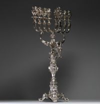 Imposing Menorah in solid silver, chased and hammered in the Baroque style, hallmarked 925 by Israeli silversmiths (Hazorfim),