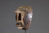 Afrique - Masque de justice Kran en bois sculpté et clous de tapissier, Côte d’Ivoire, 1ère moitié XXème.