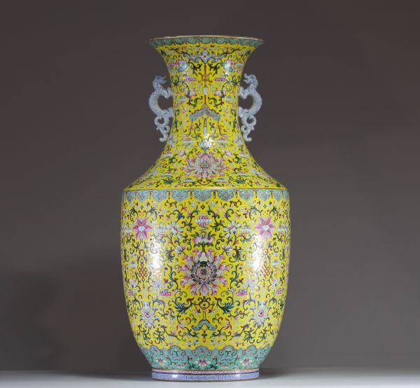China - Imposing pink family polychrome porcelain vase with floral decoration on a yellow background, handles depicting dragons, 20th century.