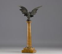 Porte montre et thermomètre sur colonne en marbre surmonté d'un Aigle en régule, fin XIXe siècle.
