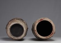 Japon - Paire de vases en grés à décor de personnages et d'animaux, époque Meiji.