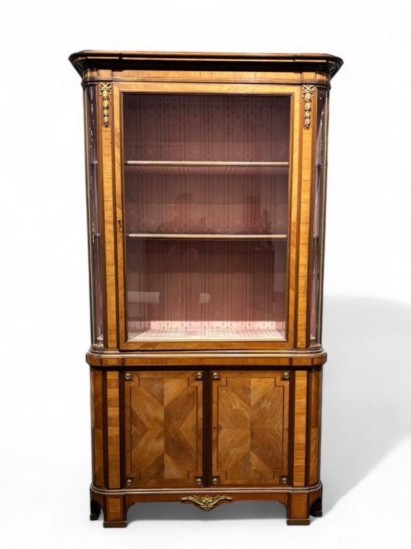 Meuble deux corps vitrine Louis XVI en marqueterie de palissandre et bois de rose.