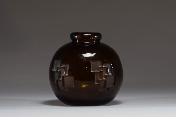 Jean LUCE (1895-1964) - Vase boule en verre fumé à décor géométrique dégagé à l'acide, monogrammé sous la base.