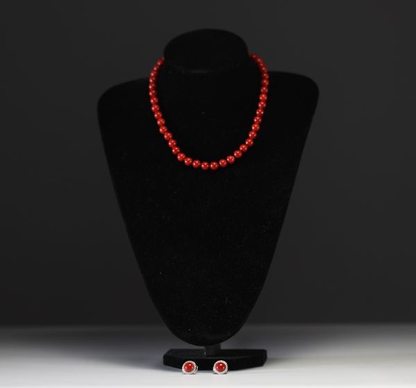 Set consisting of a necklace and a pair of earrings in red coral.