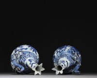 Chine - Paire de verseuses en porcelaine blanc bleu à décor floral, Wanli, dynastie Ming.