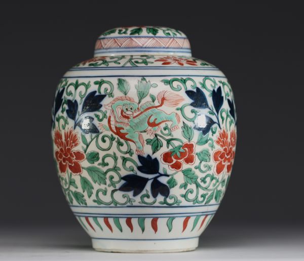 China - Polychrome porcelain covered vase decorated with flowers and Chilong, 17th century.