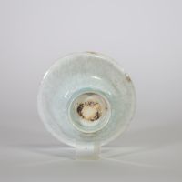 CHINE, PROBABLEMENT DYNASTIE QING, DANS LE STYLE GE YAO Bol en porcelaine céladon craquelé.