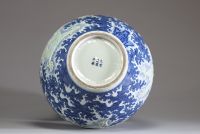 Chine - Rare vase double gourdes en porcelaine, décor en relief à engobe céladon de Dragons Impériaux sur fond nuageux blanc bleu, marque Kangxi sous la pièce.