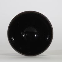 CHINE, POSSIBLEMENT DYNASTIE SONG (960–1279) OU POSTÉRIEUR Bol en grès à glaçure noire.