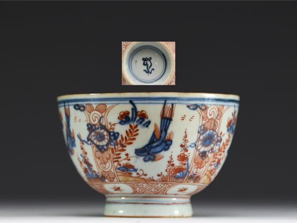 China - Polychrome porcelain bowl with floral decoration, 18th C.