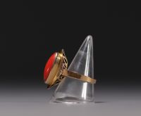 Bague en or jaune 18K et corail rouge, pour un poids total de 5.5gr.