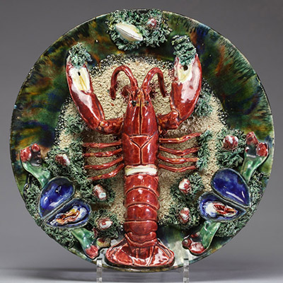 José Alvaro CALDAS DA RAINHA - Assiette en majolique à décor d'un homard, signée.
