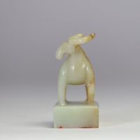 Sceau chinois en jade vert pâle sculpté d’un daim et gravé d’un caractère sigillaire Sceau en jade finement sculpté d’un daim debout, les cornes enroulées vers l’arrière, reposant sur une base carrée 