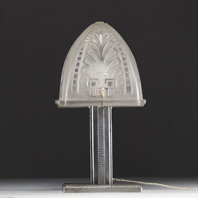 Charles SCHNEIDER (1881-1953) - Art Deco table lamp in pressed moulded glass and hammered metal base, circa 1930.