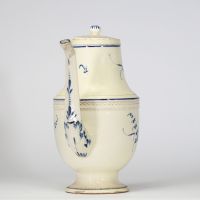 Boch Luxembourg, vers 1790–1810 Cafetière en porcelaine fine à décor bleu sous couverte Modèle de forme Directoire, à panse moulurée, couvercle bombé à prise bouton en toupie, anse à angles vifs et bec en tête zoomorphe stylisée. Décor de rinceaux végétaux, frises dentelées et filets bleu cobalt. Rare exemple du style néo-classique sobre et équilibré développé à la manufacture de Septfontaines.