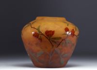 DAUM Nancy - Vase à décor de Cognassier du Japon.