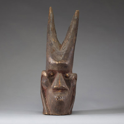 Afrique RDC - Masque en bois sculpté, perles et cauris, début XXème.