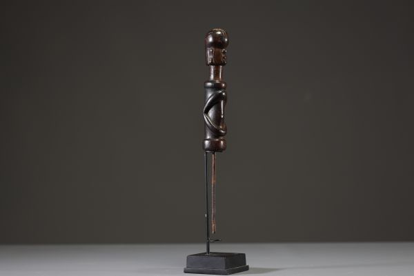Afrique - Statuette figurative en bois sculpté, première moitié XXème.