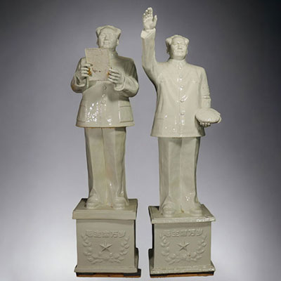 Chine - Imposante paire de statues à l'effigie de Mao Zedong en porcelaine émaillée blanche, période République.