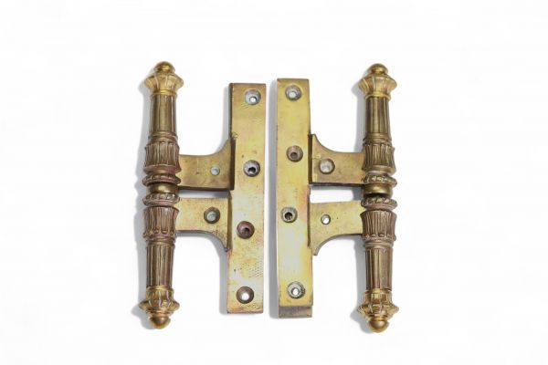Victor Horta (attribué à), deux charnières – Signées Maison Dandoy Belgique, circa 1895–1905 Bronze ciselé, signatures en creux.