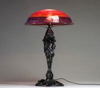 DAUM Nancy - Lampe de table Art Nouveau à piétement en fer forgé, dôme en verre à coloration intercalaire, signée Daum Nancy. 